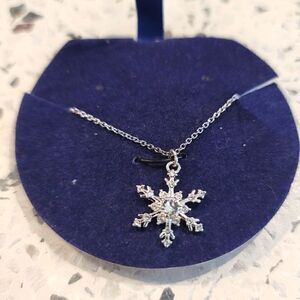 NWT Khols Snowflake necklace 